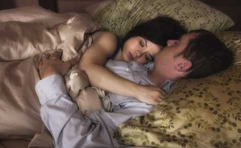 Ngủ ôm tương đương với một liệu pháp tâm lý nhẹ nhàng