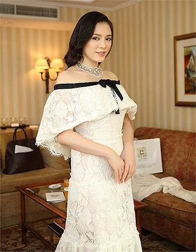 Bắt đầu từ LHP Cannes 66 năm 2013, Lý Nhã Kỳ gần như lột xác. Cô chi 2 tỷ đồng để đầu tư cho bộ cánh độc quyền của Chanel và xuất hiện rạng rỡ trên thảm đỏ Cannes