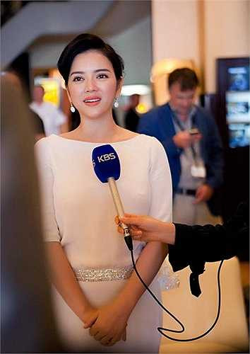 Cách trang điểm và làm tóc nhẹ nhàng, Lý Nhã Kỳ tỏa sáng trên khắp mặt báo nhân dịp LHP Cannes năm ấy