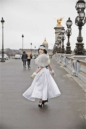 Lựa chọn style cổ điển, Lỹ Nhã Kỳ đã biết cách tiết chế những phụ kiện quá rườm rà 