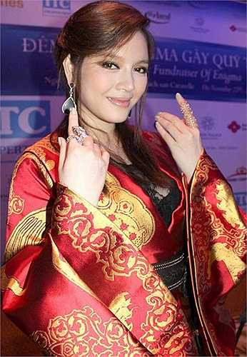 Cô thường xuyên diện những bộ cánh đắt tiền nhưng lại mang phong cách sến sẩm