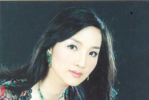 Nhan sắc tuổi đôi mươi của cô làm say đắm lòng người.