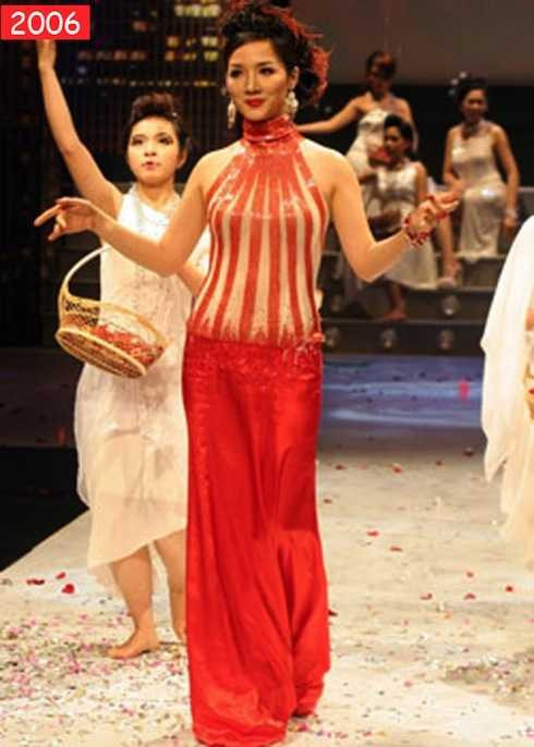 2006, cô trở lại sàn diễn thời trang với nhan sắc không hề suy suyển.