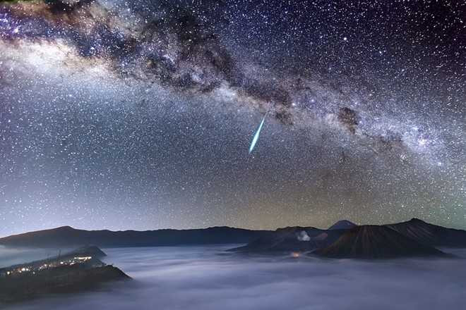 Mưa sao băng Eta Aquarids trên núi lửa Bromo, Indonesia