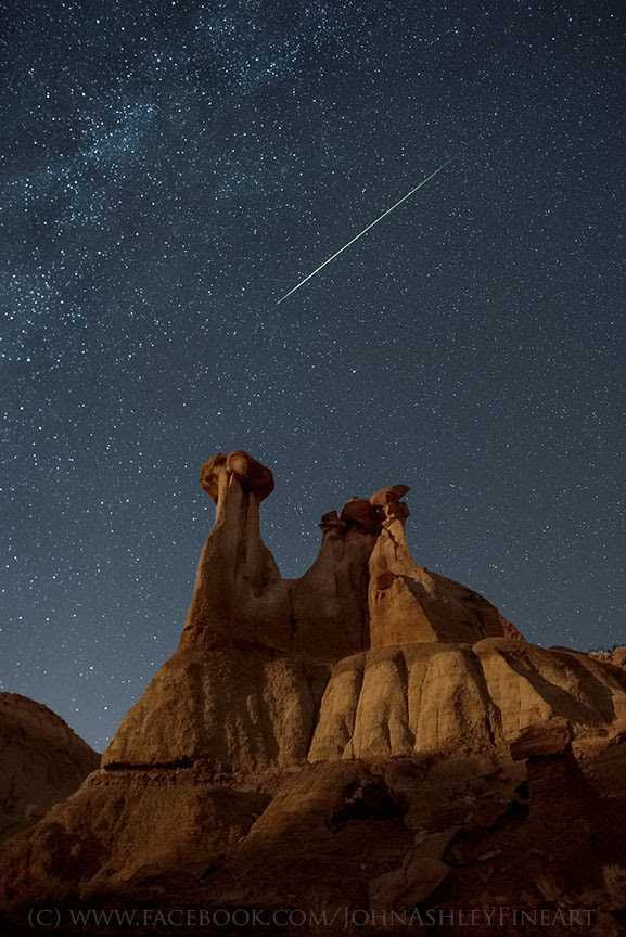 Mưa sao băng Orionid chụp ở công viên Makoshika State, gần Glendive, Montana
