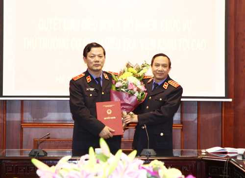 Ông Bùi Mạnh Cường - Phó viện trưởng VKSND Tối cao trao quyết định cho ông Vũ Đăng Khoa (trái). Ảnh: TCKS.