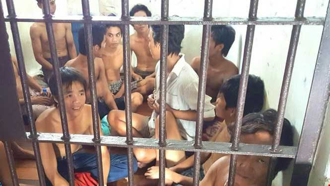 Các ngư dân đang bị giam tại Đồn cảnh sát Sattahip - Ảnh: Lam Yên