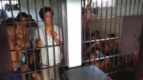 Các ngư dân Việt đang bị tạm giữ tại nhà tù ở Thái Lan - Ảnh: Lam Yên