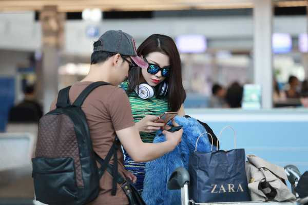 Người đẹp đi cùng người bạn thân, MC Anh Quân cũng khoác áo khoác nhẹ, dáng vẻ bụi bặm.