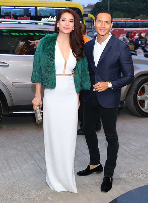 Cặp đôi đến tham dự sự kiện bằng một chiếc <a href='https://vtcnews.vn/oto-xe-may.31.0.html' >xe hơi</a> sang trọng. 