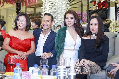 Cặp đôi trò chuyện thân mật cùng các vị khách mời trong sự kiện.