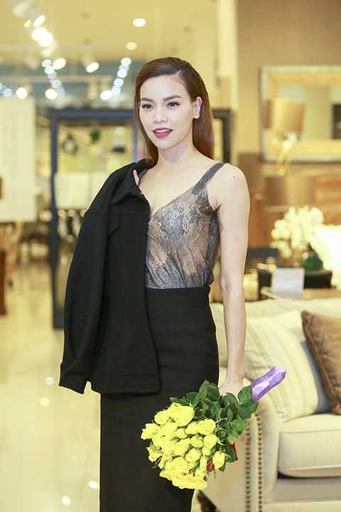 Nữ ca sĩ diện chiếc áo xuyên thấu đầy gợi cảm, hút hồn người đối diện. 