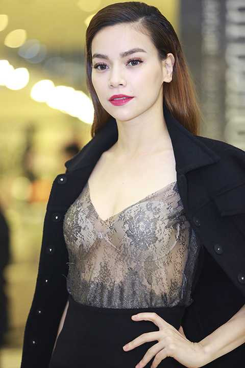 Bà mẹ một con Hồ Ngọc Hà với nét đẹp lai Tây mặn mà làm say đắm lòng người. 