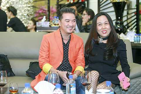 Ông hoàng nhạc Việt Đàm Vĩnh Hưng và nữ đại gia quyền lực Phượng Channel cũng đến tham dự buổi khai trương.