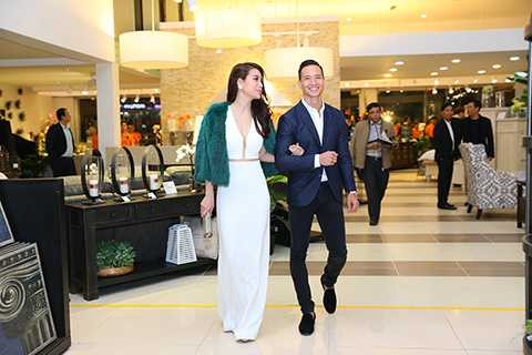 Ngay khi vừa xuất hiện, cặp đôi đã thu hút sự chú ý của đông đảo quan khách. 