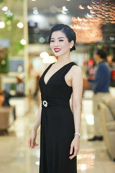 Bà mẹ một con Lệ Quyên giản dị với chiếc đầm đen nhưng vẫn không kém phần sang trọng, quý phái. 