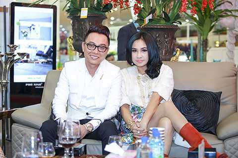 Nữ diva Thanh Lam và nhà thiết kế Nguyễn Công Trí cũng đến chúc mừng buổi khai trương. 
