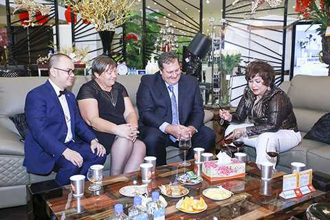 Doanh nhân Dương Quốc Nam (ngoài cùng bên trái) chủ nhân của bữa tiệc.