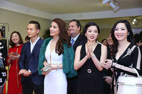 Là những người bạn thân thiết của doanh nhân Dương Quốc Nam, các nghệ sĩ nổi tiếng trong làng giải trí đều thu xếp thời gian để góp mặt và chúc mừng cho thành công của vị doanh nhân trẻ tài năng. 