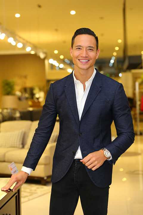 Nam diễn viên diện vest xanh bảnh bao tôn lên vẻ điển trai và nét đẹp nam tính của anh. 