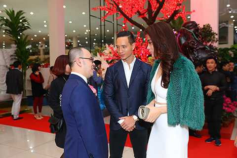 Cặp đôi vui mừng khi gặp gỡ những người bạn tại đây.