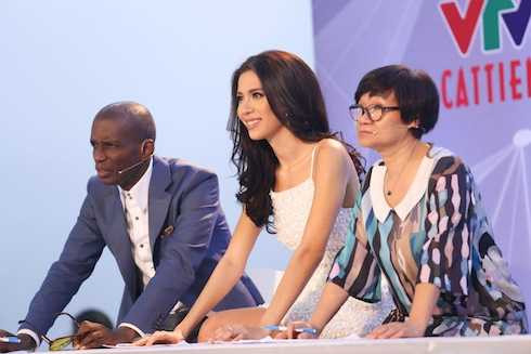 Minh Tú trên ghế giám khảo.