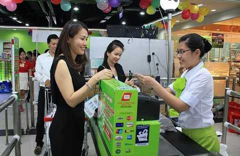 Nhân viên siêu thị luôn thân thiện tận tậm phục vụ khách hàng. Nhân viên siêu thị luôn thân thiện tận tậm phục vụ khách hàng.