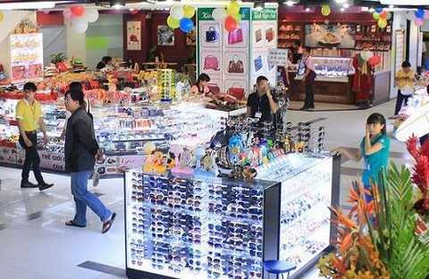 Trung tâm thương mại có sự góp mặt của nhiều thương hiệu lớn mang đến cơ hội mua sắm giải trí cho cả gia đình với hơn 80 gian hàng và quầy hàng thuộc các lĩnh vực làm đẹp, chăm sóc sức khỏe, đồ điện tử,… đến ẩm thực gia đình, giải trí… Trung tâm thương mại có sự góp mặt của nhiều thương hiệu lớn mang đến cơ hội mua sắm giải trí cho cả gia đình với hơn 80 gian hàng và quầy hàng thuộc các lĩnh vực làm đẹp, chăm sóc sức khỏe, đồ điện tử,… đến ẩm thực gia đình, giải trí…