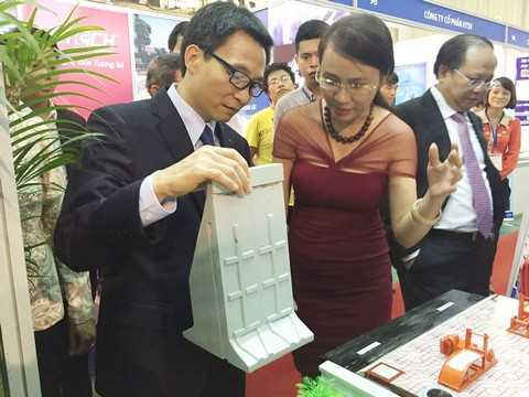 Bà Đào Thị Thu Thảo giới thiệu với Phó Thủ tướng Vũ Đức Đam các sản phẩm kè biển, sông, hồ, kênh, rạch của Busadco tại Chợ Công nghệ và thiết bị Quốc tế Việt Nam 2015 (Techmart Quốc tế Việt Nam 2015). Bà Đào Thị Thu Thảo giới thiệu với Phó Thủ tướng Vũ Đức Đam các sản phẩm kè biển, sông, hồ, kênh, rạch của Busadco tại Chợ Công nghệ và thiết bị Quốc tế Việt Nam 2015 (Techmart Quốc tế Việt Nam 2015).