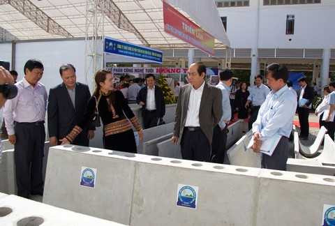 Cán bộ Busadco đang giới thiệu sản phẩm kè chắn sóng với lãnh đạo Bộ NN&PTNT và UBND tỉnh Ninh Thuận. Cán bộ Busadco đang giới thiệu sản phẩm kè chắn sóng với lãnh đạo Bộ NN&PTNT và UBND tỉnh Ninh Thuận.