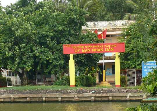 Trụ sở xã Tân Phú, nơi có nhiều cán bộ xài bằng giả