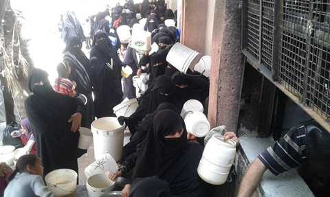 Hàng dài người dân chờ đợi nước sạch Hàng dài người dân chờ đợi nước sạch