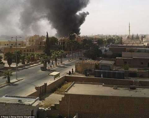 Khói lửa là điều dễ thấy nhất ở Raqqa Khói lửa là điều dễ thấy nhất ở Raqqa