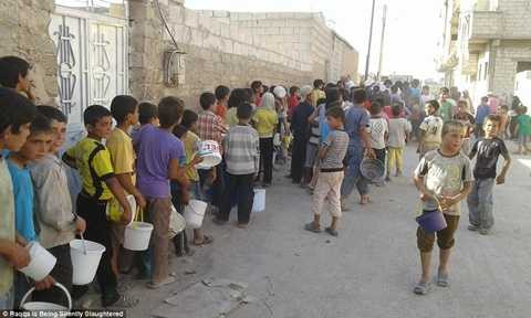 Hàng người chờ đợi nước sạch Hàng người chờ đợi nước sạch