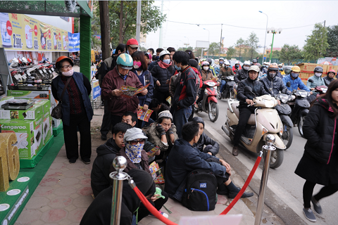 Xếp hàng dài trong giá rét chờ đợi trước cửa siêu thị MediaMart Xếp hàng dài trong giá rét chờ đợi trước cửa siêu thị MediaMart