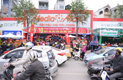 Đoạn đường trước cửa MediaMart Lê Văn Lương ùn ứ Đoạn đường trước cửa MediaMart Lê Văn Lương ùn ứ