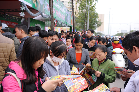 Khách hàng hào hứng với thông tin khuyến mại trên tờ rơi Khách hàng hào hứng với thông tin khuyến mại trên tờ rơi