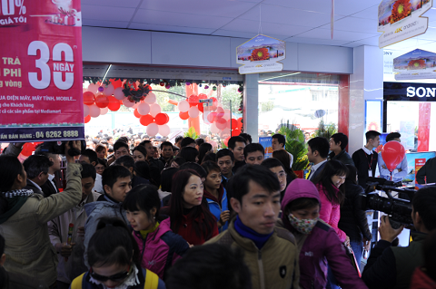 Khách hàng bắt đầu vào siêu thị tham quan mua sắm Khách hàng bắt đầu vào siêu thị tham quan mua sắm