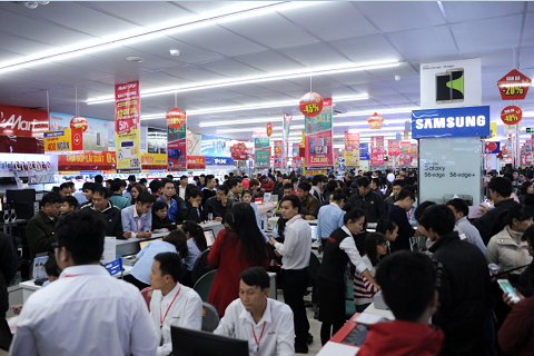 Hàng chục bàn thu ngân nhanh chóng bị khách hàng quây kín Hàng chục bàn thu ngân nhanh chóng bị khách hàng quây kín