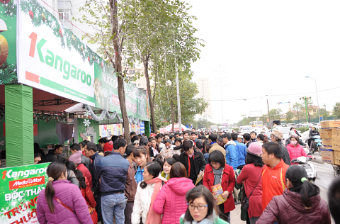 Gian hàng lưu động ngoài sân của các hãng gia dụng cũng thu hút lượng lương lớn khách hàng Gian hàng lưu động ngoài sân của các hãng gia dụng cũng thu hút lượng lương lớn khách hàng