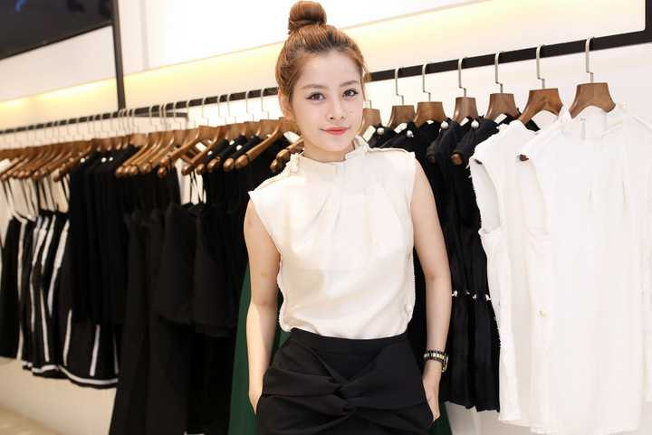 Chi Pu thường xuất hiện tại các sự kiện với phong cách thời trang ngẫu hứng, cá tính. Bên cạnh đó chuyện đời tư của cô và bạn thân Gil Lê cũng nhận được sự quan tâm lớn.