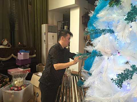 Nam ca sĩ đã mua rất nhiều đồ trang trí với mong muốn mang đến một không khí Giáng sinh thật ấm cúng ngay tại tư gia của mình.