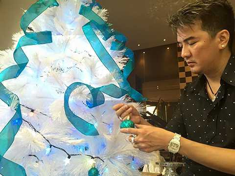 Dù bận rộn với công việc, nhưng ông hoàng nhạc Việt vẫn dành thời gian để đích thân trang trí hang đá và cây thông Noel độc đáo nhất.