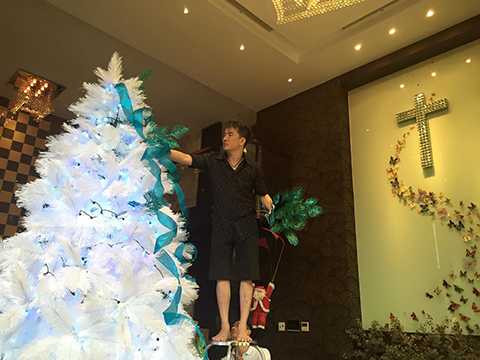 Hình ảnh một Đàm Vĩnh Hưng cần mẫn làm việc, chăm chút cẩn thận và không ngại leo trèo để mang đến một khung cảnh Giáng sinh đặc sắc thật khác với một quý ông nhạc Việt đầy lịch lãm mỗi khi anh xuất hiện trước công chúng.