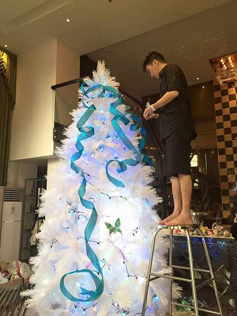 Cuối tháng 11 vừa qua, Đàm Vĩnh Hưng cũng đã ra mắt album Lời con dâng chúa với những ca khúc ngợi ca tình yêu Thiên Chúa.