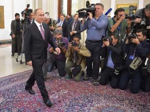 Ông Putin với dáng đi đặc trưng KGB chuẩn bị hội đàm với Tổng thống Iran Rouhani ở Tehran hồi tháng 11 Ông Putin với dáng đi đặc trưng KGB chuẩn bị hội đàm với Tổng thống Iran Rouhani ở Tehran hồi tháng 11