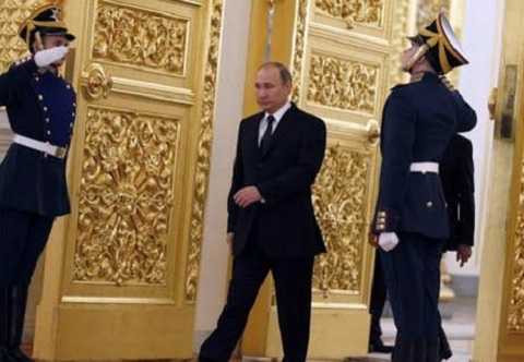 Tổng thống Putin bước vào hội trường trong Điện Kremlin Tổng thống Putin bước vào hội trường trong Điện Kremlin