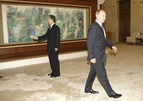 Tổng thống Putin có dáng đi giống như một xạ thủ Tổng thống Putin có dáng đi giống như một xạ thủ