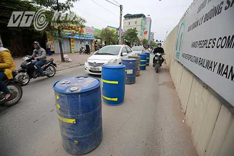 Tuyến đường Nhổn – Cầu Diễn đoạn qua nhà ga số 2 đang được đơn vị thi công phân làn bằn thùng phuy.