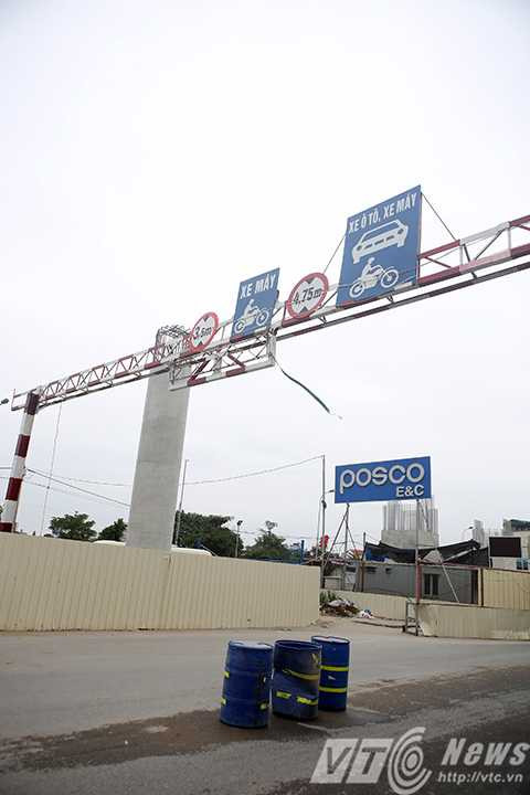 Theo tìm hiểu của PV, những thùng phuy này sẽ được kết hợp với thanh hạn chế chiều cao để ngăn xe tải, xe công te nơ lớn chạy vào công trình đang thi công